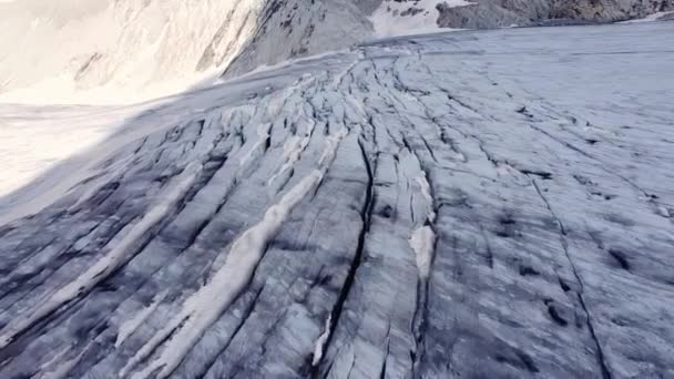 A snow covered mountain — Stock Video