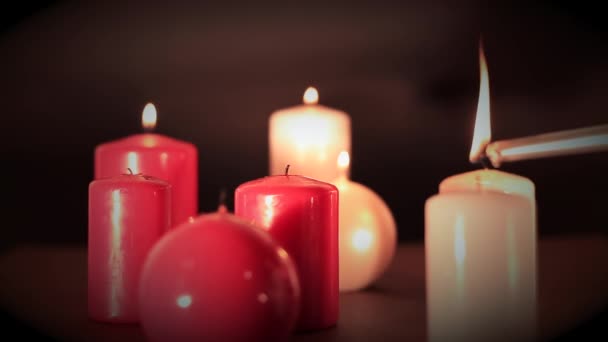 Eine Kerze auf einem Tisch — Stockvideo