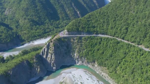 Un gran tren largo en una pista con una montaña en el fondo — Vídeos de Stock