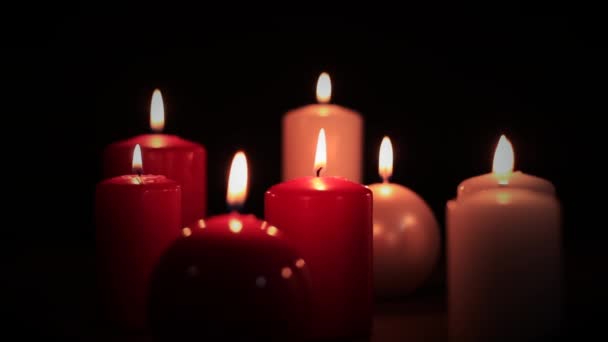 Eine Geburtstagstorte mit brennenden Kerzen — Stockvideo