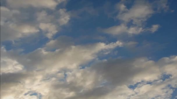 Un gros plan de nuages dans le ciel — Video