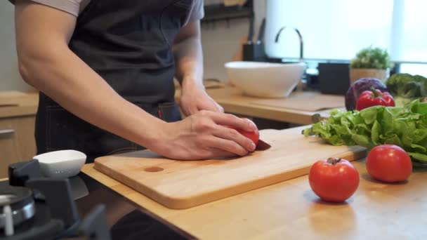 En person som sitter på köksbänken och lagar mat — Stockvideo