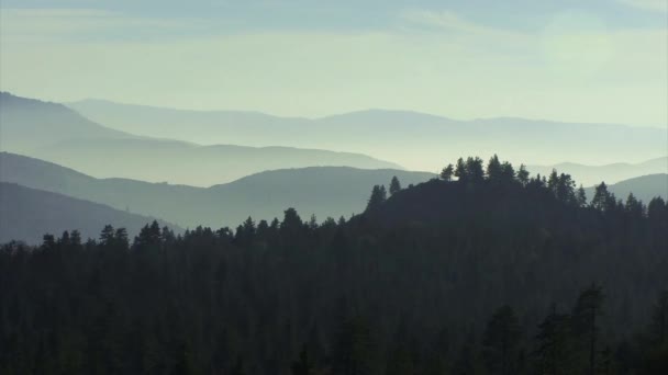 Ein Schild mit einem Berg im Hintergrund — Stockvideo