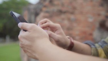 Cep telefonu kullanan birinin yakın plan fotoğrafı.