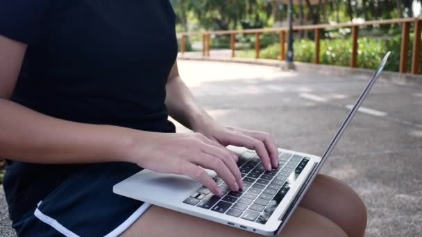 Eine Person, die an einem Tisch sitzt und einen Laptop benutzt — Stockvideo