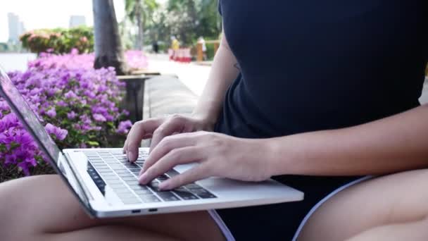 Людина сидить за столом, використовуючи ноутбук — стокове відео