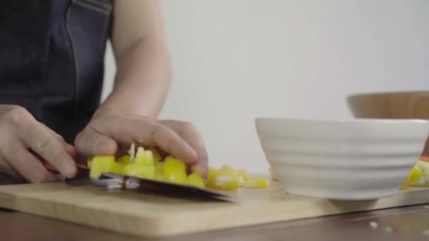 Aki ételt készít a konyhában. — Stock videók