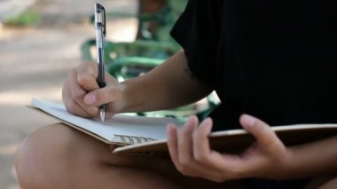 Cep telefonu kullanan birinin yakın plan fotoğrafı.