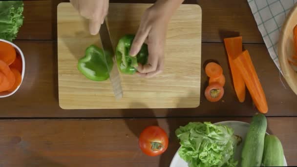 Comida en una tabla de cortar de madera — Vídeo de stock