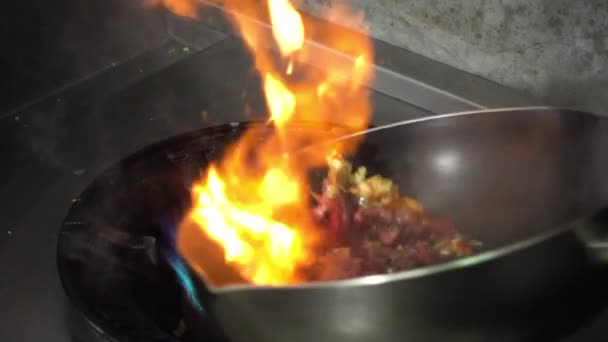 Eine Pfanne mit Essen auf dem Herd — Stockvideo