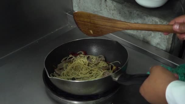 Uma tigela de comida com uma faca — Vídeo de Stock
