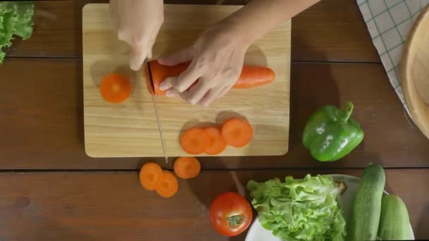 Alimentos na tábua de corte — Vídeo de Stock