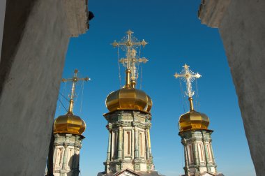 Kubbe ve haçlar çan kulesi Verkhoturye Kremlin, Rusya, Urallar kapı Verkhoturye şehir içinde kutsal Trinity Katedrali,