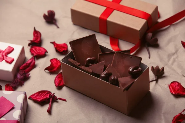 Коробка, наповнена шоколадом — стокове фото