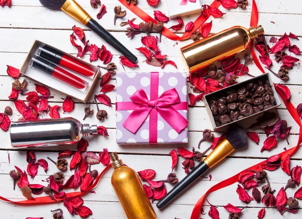 Makeup cosmetics and present box — Stock Photo, Image