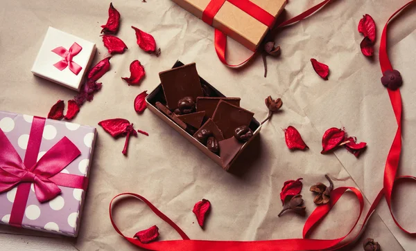 Låda fylld med choklad — Stockfoto
