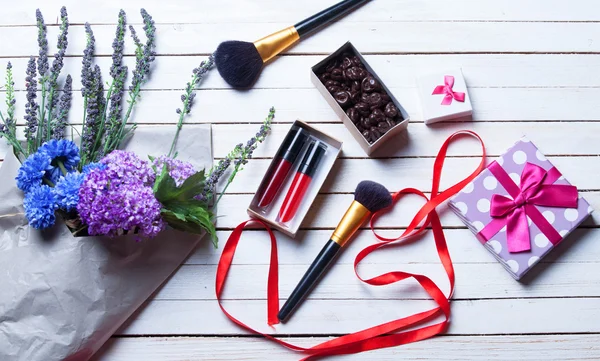 Květiny a make-up kosmetika — Stock fotografie