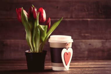 demet lale, kupa ve oyuncak