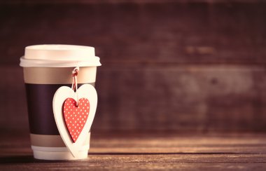 Kupası ve masadaki oyuncak