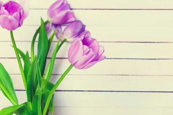 Ramo de tulipanes sobre el fondo de madera —  Fotos de Stock