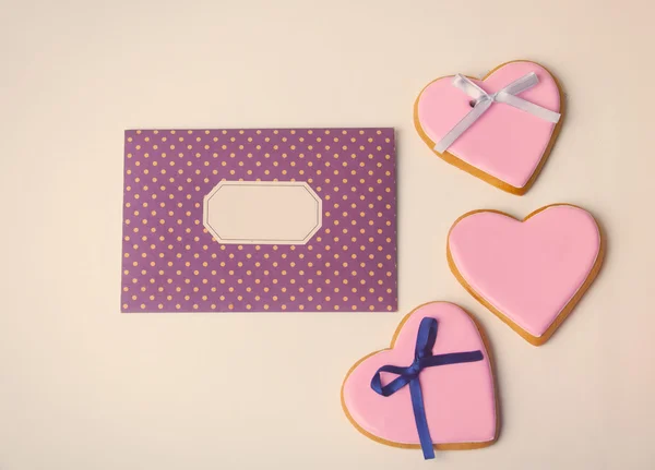 Galletas y postal sobre fondo blanco — Foto de Stock