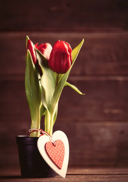 Bouquet de tulipes et de jouets sur la table — Photo