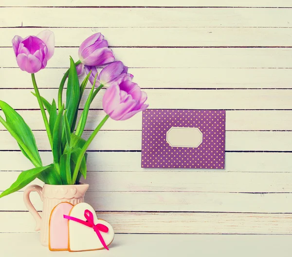 Куча тюльпанов, печенья и открытки — стоковое фото