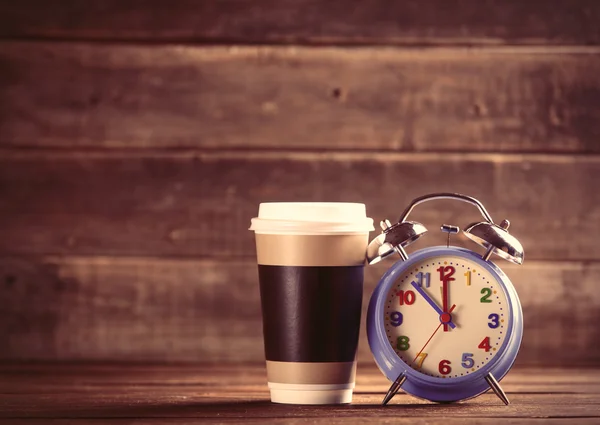 Tasse et horloge sur la table — Photo