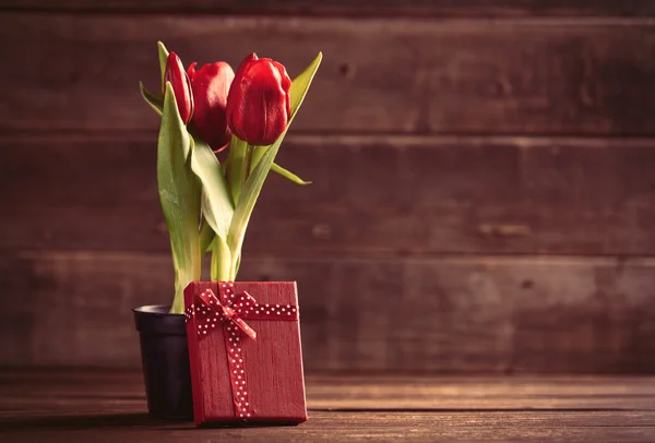 Bouquet de tulipes et cadeau sur la table — Photo