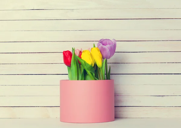 Пучок тюльпанов в коробке — стоковое фото