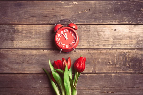 Bouquet de tulipes et horloge — Photo