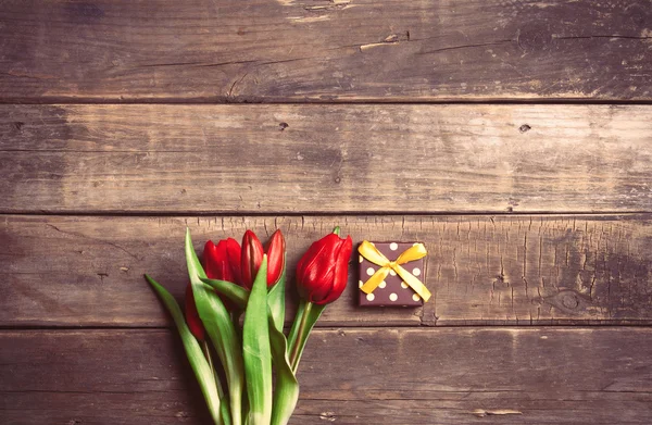 Stelletje tulpen en cadeau — Stockfoto