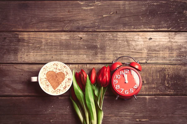 튤립, 시계와 커피 한잔 — 스톡 사진