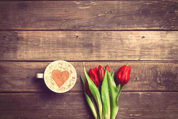 Bouquet de tulipes et tasse de café — Photo