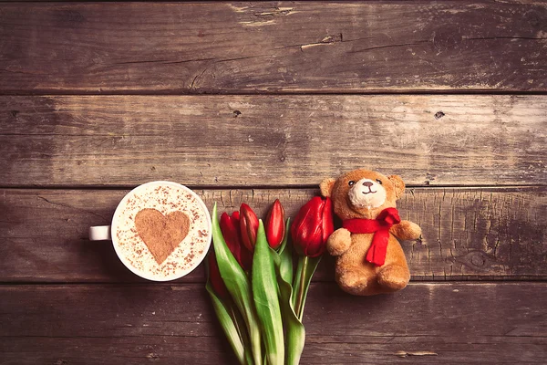 Bouquet de tulipes, ours en peluche et tasse de café — Photo