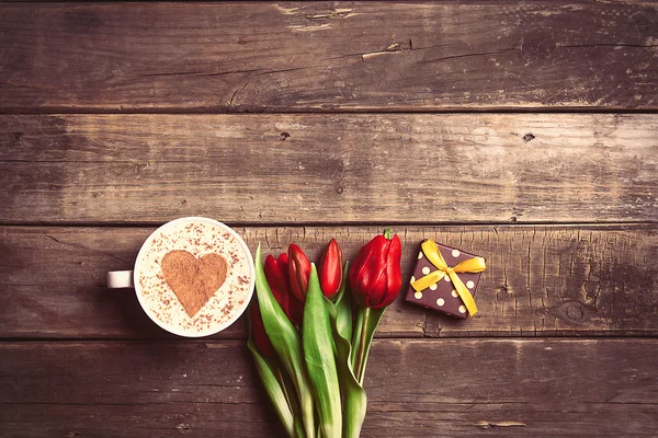 Manojo de tulipanes, regalo y taza de café —  Fotos de Stock