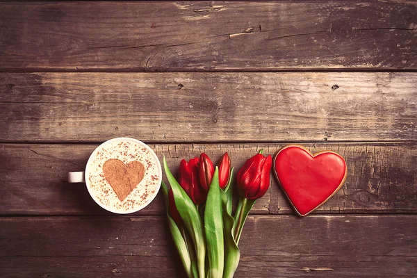 Bouquet de tulipes, biscuit et tasse de café — Photo