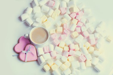 Hatmi, kurabiye ve kahve