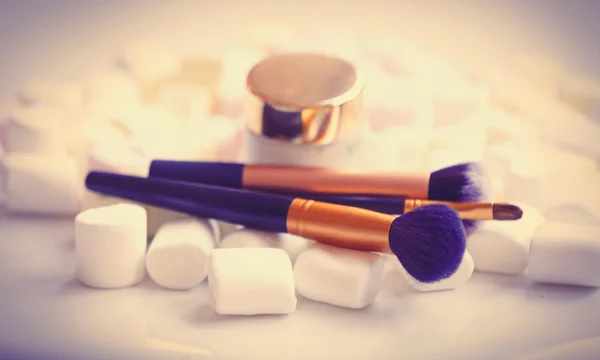 Marshmallow e cosméticos na mesa — Fotografia de Stock