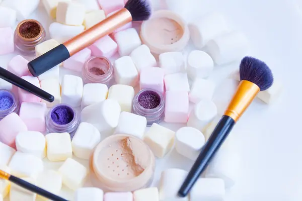 Marshmallow and cosmetics on the table — Stock Photo, Image