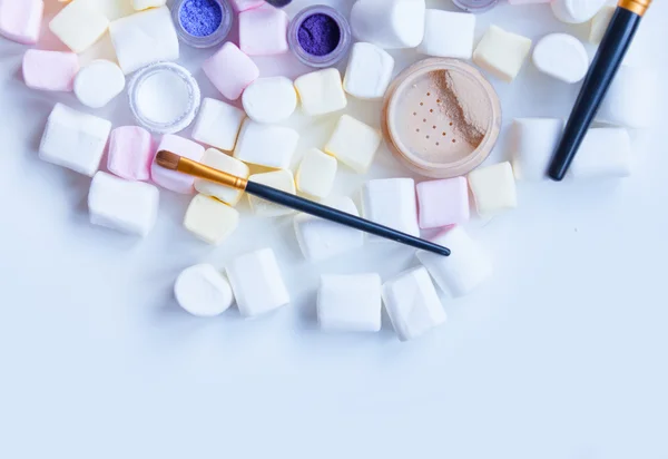 Marshmallow and cosmetics on the table — Stock Photo, Image