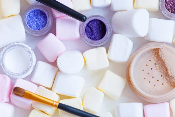 Marshmallow a kosmetika na stůl — Stock fotografie