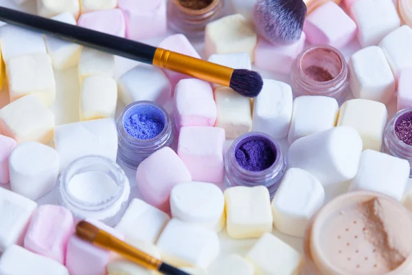 Marshmallow e cosmetici sul tavolo — Foto Stock