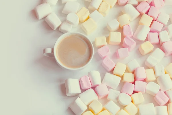 Marshmallow and cup of coffee — Stock Photo, Image