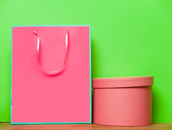 Ljusa färgglada paket på bordet — Stockfoto
