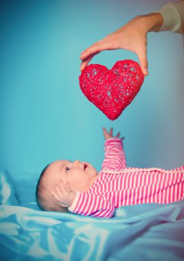 sevimli bebek ve kalp şekli oyuncak