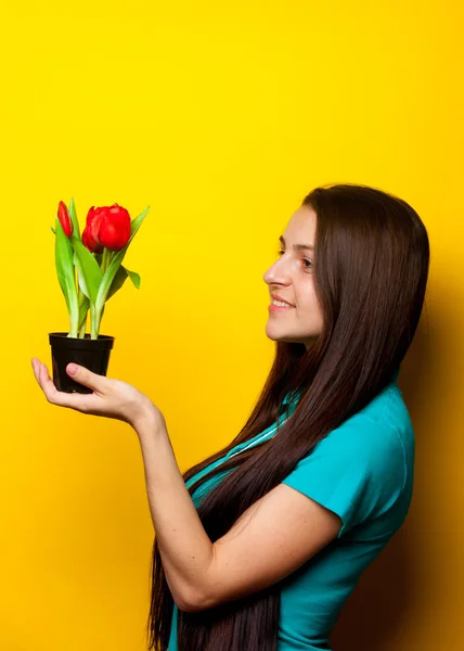 Portrait de jeune femme avec tulipes — Photo