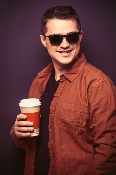 Porträt eines jungen Mannes mit einer Tasse Kaffee — Stockfoto