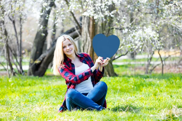 Retrato de mujer joven con forma de corazón juguete — Foto de Stock