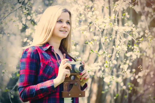 Портрет молодой женщины с камерой — стоковое фото